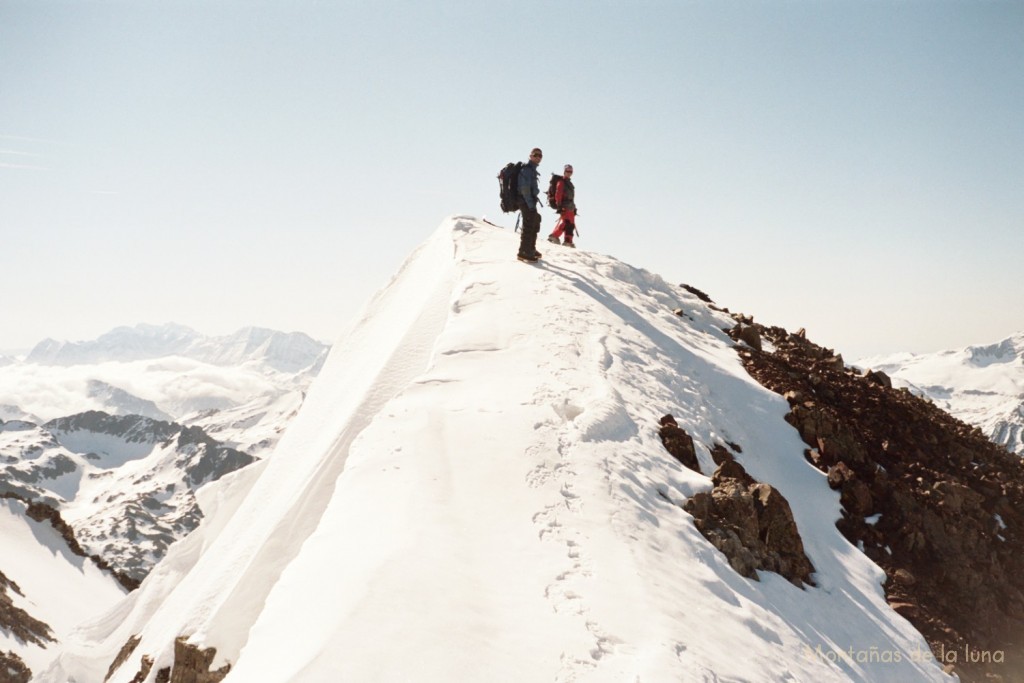Jesús y Oli en la cima del Infierno Central, 3.083 mts. desde la cresta al Infierno Occidental